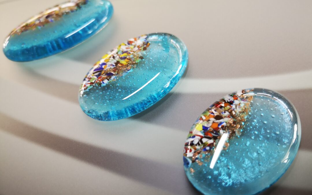 L’INCANTO DELLE MURRINE DI MURANO NEI VETRI PER PORTE DELLA VETRERIA PELIGNA