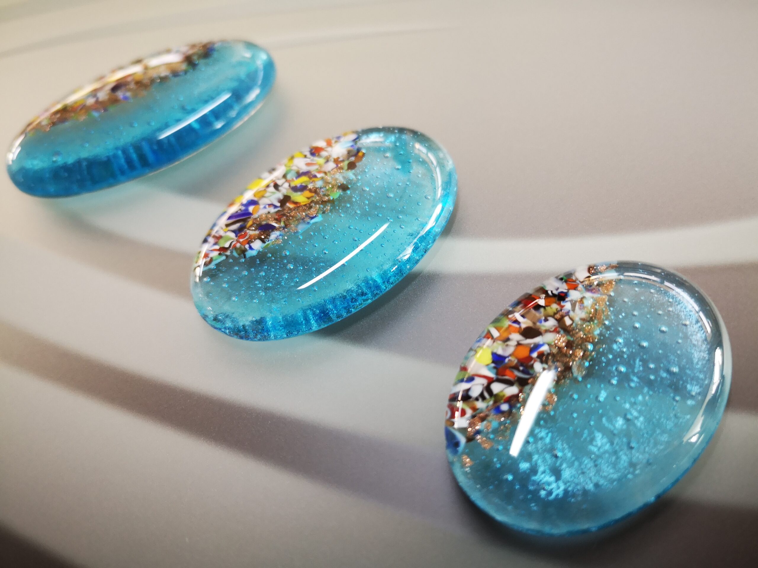 L’INCANTO DELLE MURRINE DI MURANO NEI VETRI PER PORTE DELLA VETRERIA PELIGNA